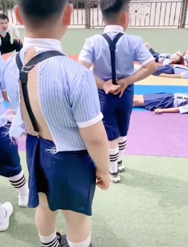 幼儿园拍毕业照要求穿校服,巨型宝宝为难了,妈妈无奈之举笑翻老师