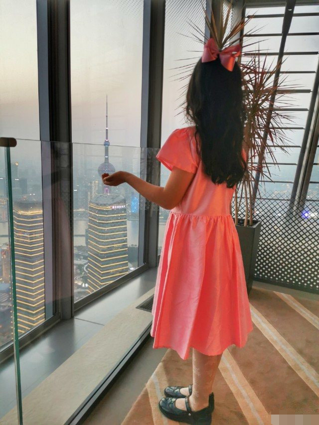 雷佳音娇妻翟煦飞跳舞画面,水蛇腰身形曼妙,看不出是36岁生了娃