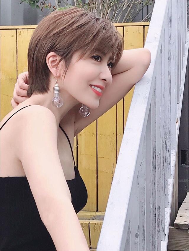 女主持晒夏日清凉照 美腿抢镜 引百万网友围观|大唐雷音寺|紫檀|央视