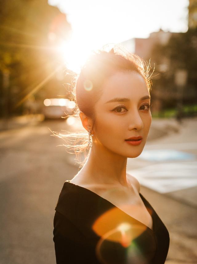 37岁李依晓很有女神范,扎马尾辫搭配红色印花的旗袍,温婉大气