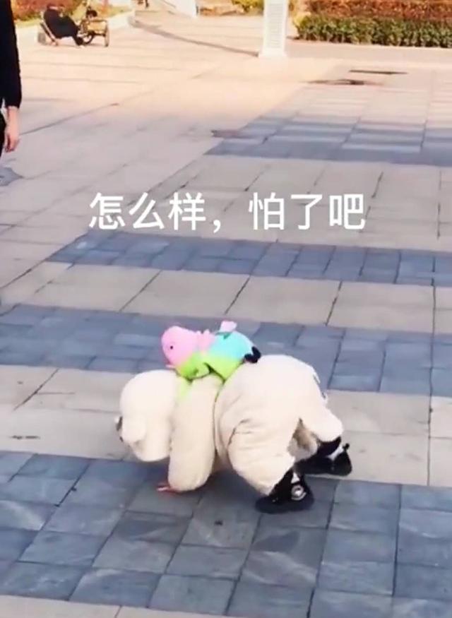 爸爸在宝宝面前翻跟头,宝宝不甘示弱,当宝宝翻倒在地时妈妈笑喷