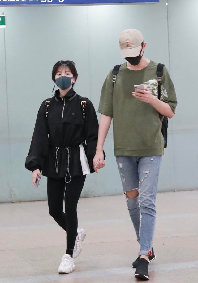 陈小纭于小彤同框简约装扮暴露腿精身份最萌身高差好有爱