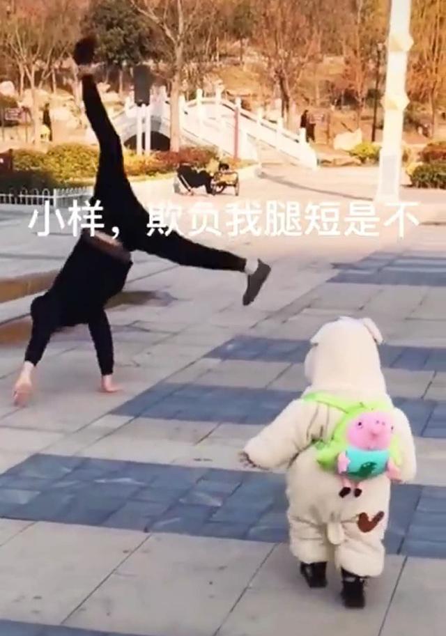 爸爸在宝宝面前翻跟头,宝宝不甘示弱,当宝宝翻倒在地时妈妈笑喷
