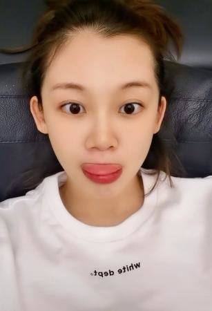 郑恺苗苗同框秀恩爱32岁苗苗孕肚初显需要老公搀扶小心翼翼