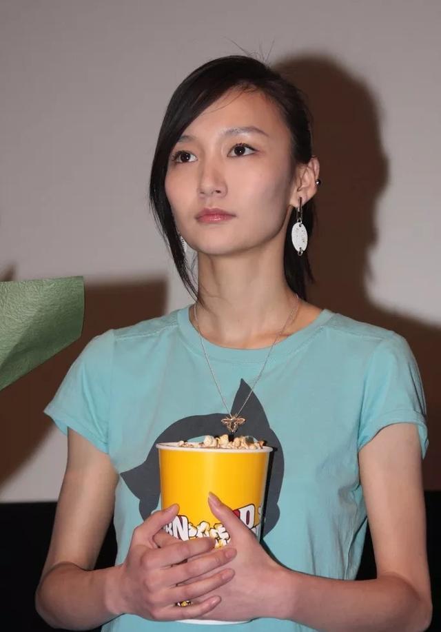 牛萌萌瘦脱相修身裙穿得松垮腰带掉到了胯上发际线还秃了一块