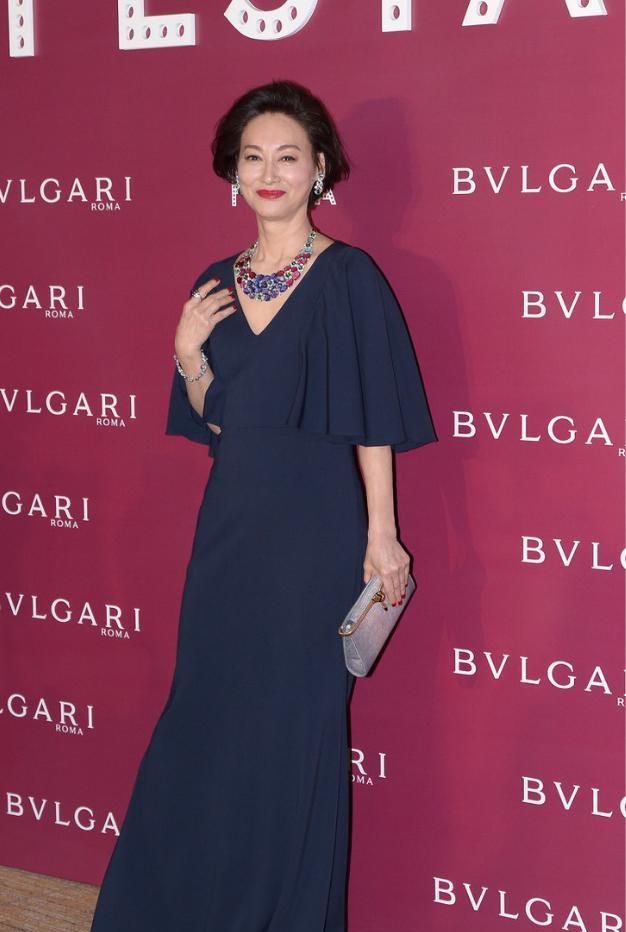 惠英红美得不张扬,穿低调色礼服气质温婉,戴"大片"项链更吸睛