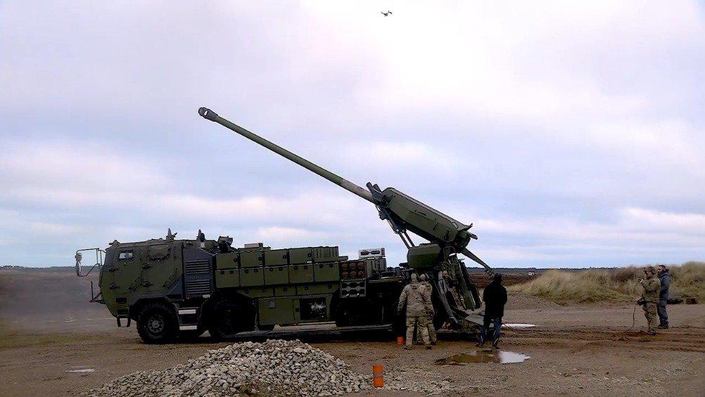 丹麦皇家陆军炮兵团第一炮兵营对法国第二代"凯撒"8x8卡车炮进行测试