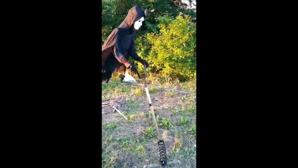 日本网友父亲自制超强稻草人 现代版案山子