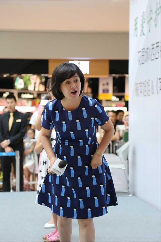 鞠萍虽难逃中年发福!一袭蓝色印花连衣裙舒适自然,但精气神十足