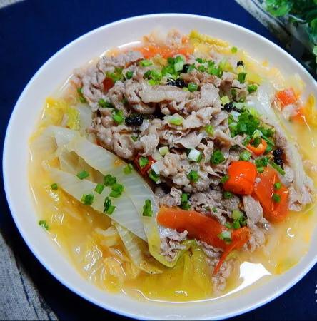 在家里做一道水煮羊肉片,香辣可口,配上一碗大米饭超好吃