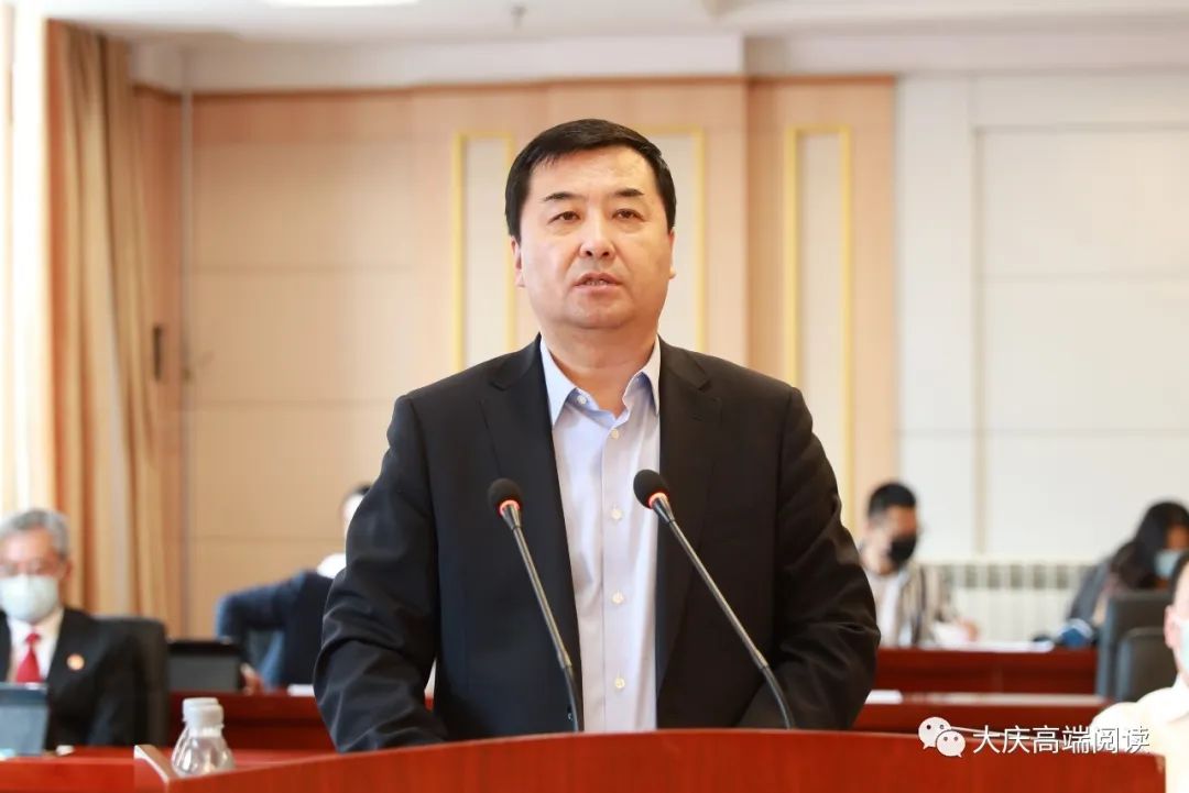 市人大常委会主任任贵生主持会议,副主任栾莹,薛志伟,姚远,张国骏