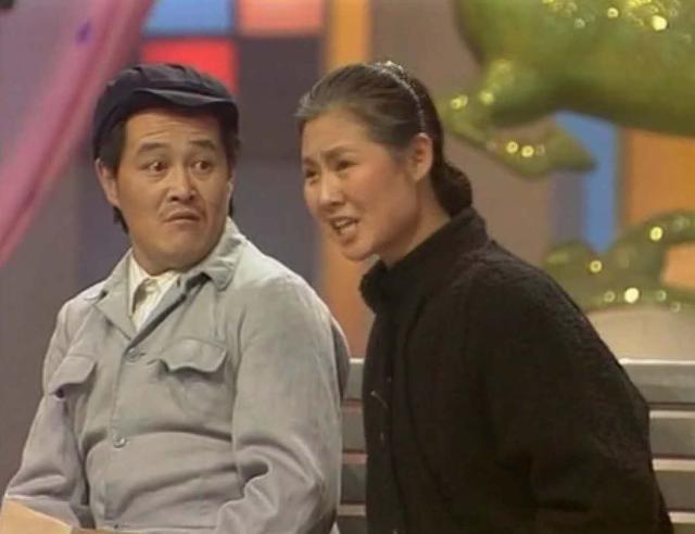 赵本山1990年首次登上春晚,随着《相亲》,《小九老乐》等作品的推出
