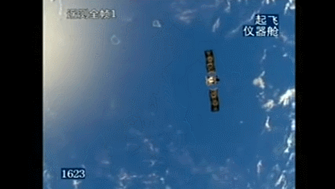 北斗卫星太阳能翼成功打开的瞬间 反射出金色的光