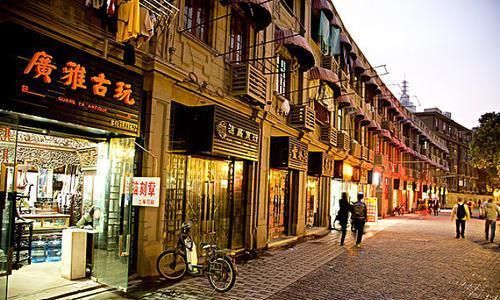 上海最有特色的百年老街,聚集了民间365行,民族风情浓郁