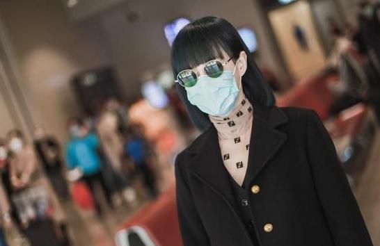 谭卓穿搭真时尚大衣配短靴有颜值就是任性