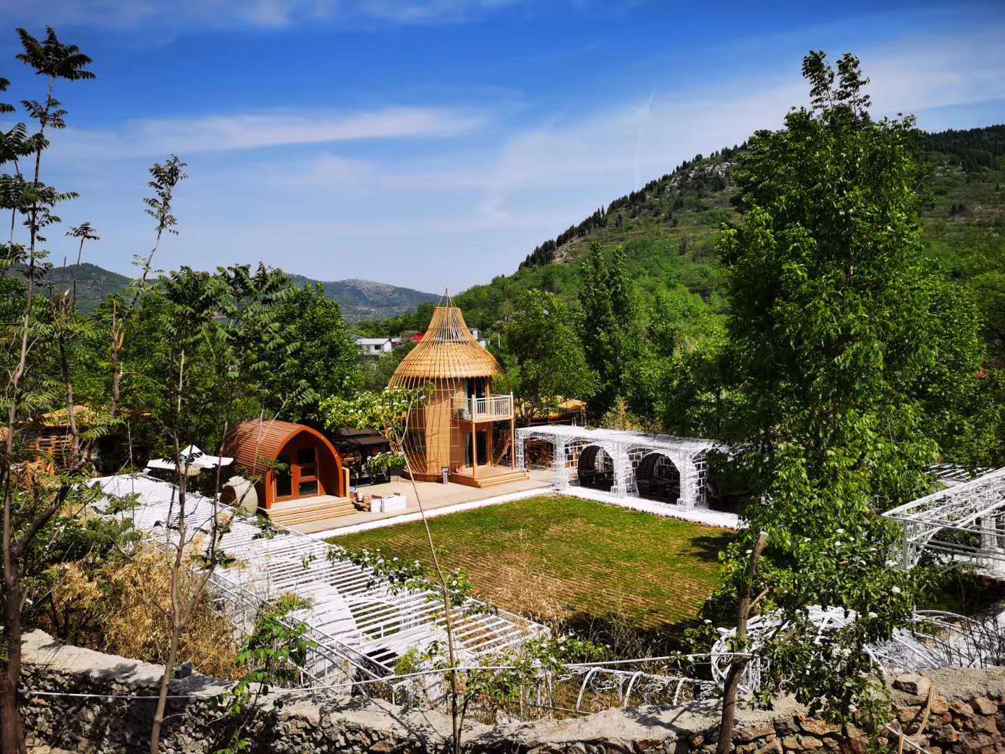 黄鹿泉村生态环境优美,村内林果丰富,泉眼众多,距离市区较近,具有通过