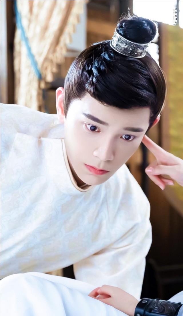 《传闻中的陈芊芊》韩烁最初的定妆照,看着很帅气,期待第二季用