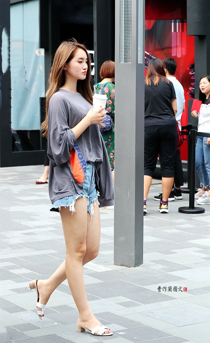 街拍牛仔短裤美女凭借细节彰显个性