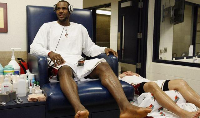 詹姆斯曝剪脚指甲5个小时从小没有合适的鞋脚趾如今已经变形