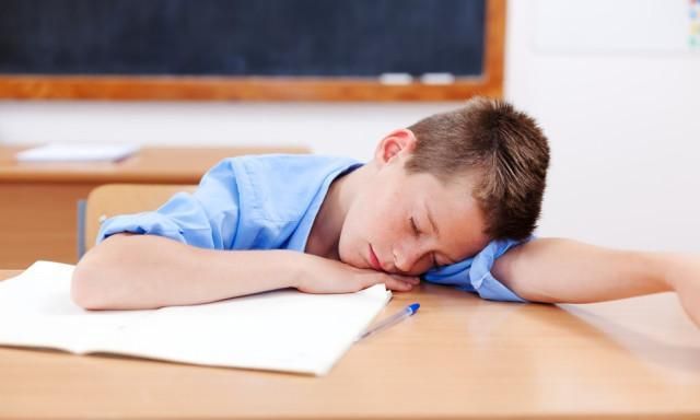 学生上课打瞌睡女老师的举动让网友叹为啥我老师总扔粉笔头