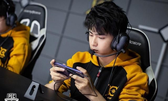 和平精英:伞兵谈"误封"!走职业路并非为了荣誉