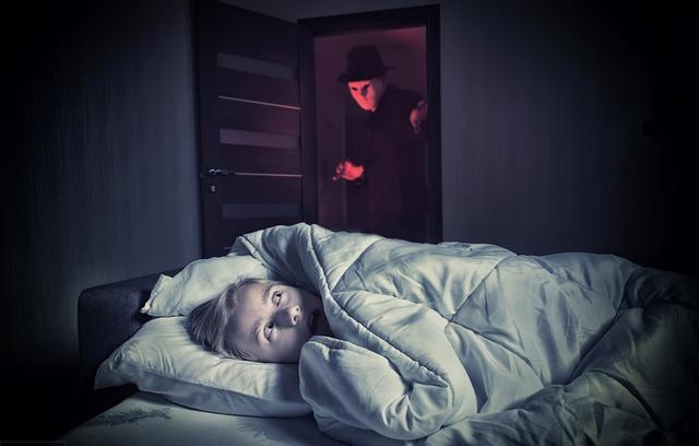 孩子怕黑,其实是"泛灵心理"在作怪,家长别再说孩子胆小了