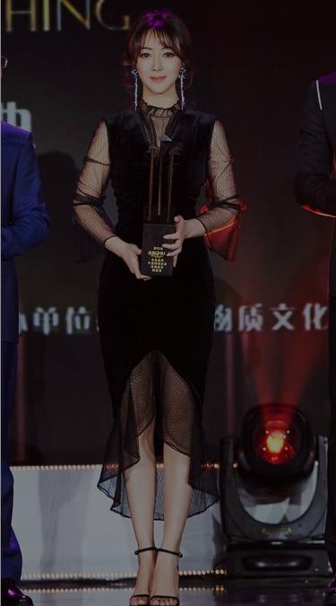小黑裙向来都是娱乐圈的宠儿呀,陈紫函身穿一袭黑色连衣裙,丝绒的面料