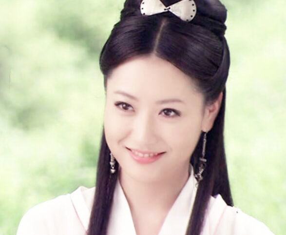 在《幻城》中,白冰饰演人鱼公主莲姬一角,一身粉衣古装,搭配烟蓝卷发
