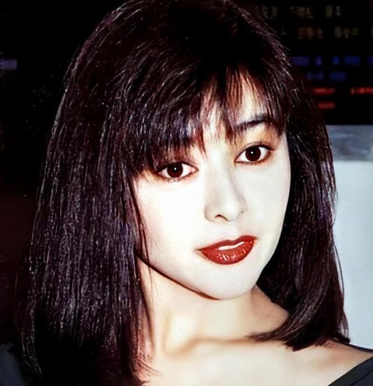 与同时代的港风美人相比,1962年出生于香港演艺世家的关之琳可谓是赢