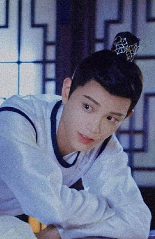 《传闻中的陈芊芊》韩烁最初的定妆照,看着很帅气,期待第二季用