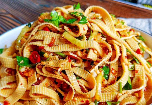 凉拌豆腐皮做法很简单餐前吃一盘香辣开胃大热天下饭神菜