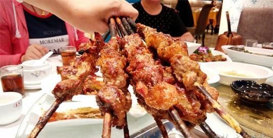 在第一次去新疆吃羊肉串,点完20串老板笑了,端上桌我却傻眼了