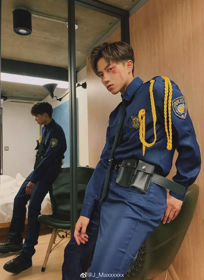 这个视频被追星少女怒转上万条,max也一夜之间涨粉好几万.