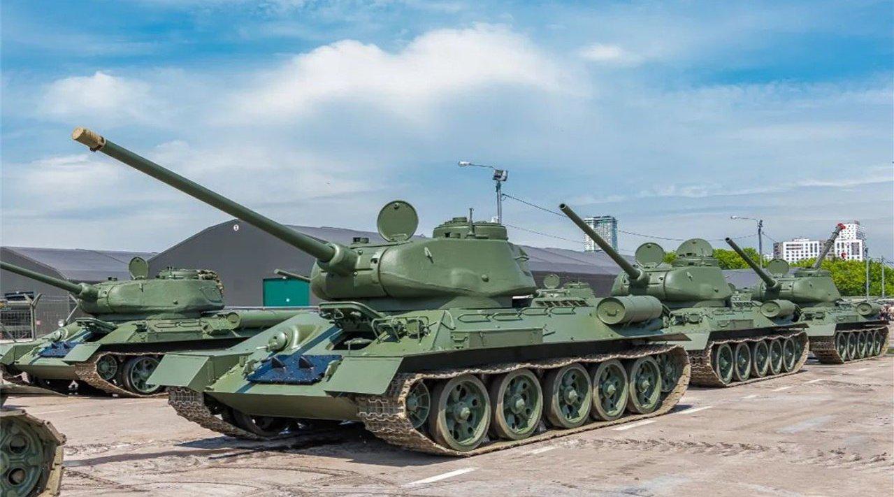 功臣装备登场:t-34坦克与su-85自行火炮红场亮相