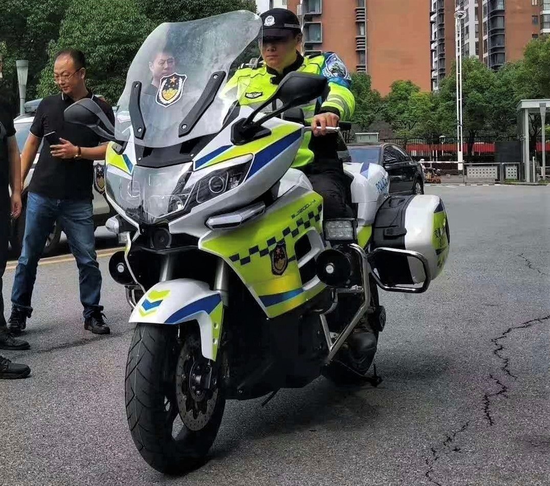 钱江首款公升级三缸摩托 贝纳利bj1200警用版来了