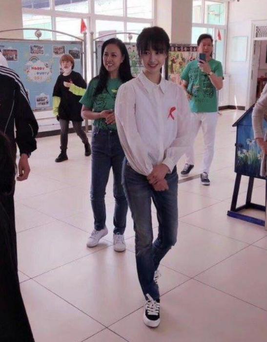 郑爽路人视角下的最新生图,瘦瘦的女生拍照真的好看