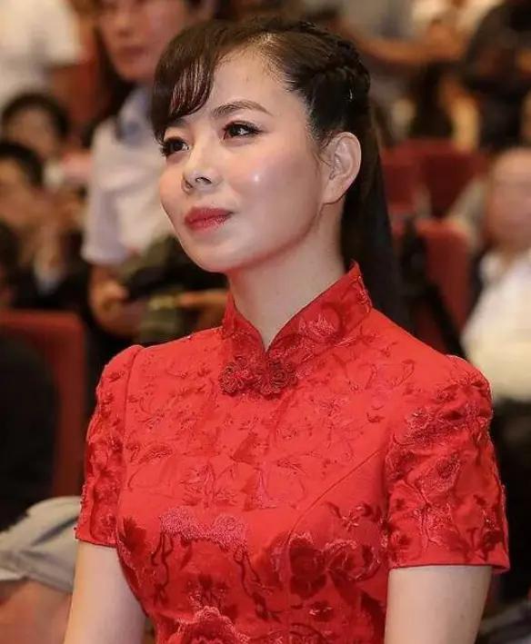 她是国家一级演员,因买不起房而回农村,如今下地放牛已习以为常