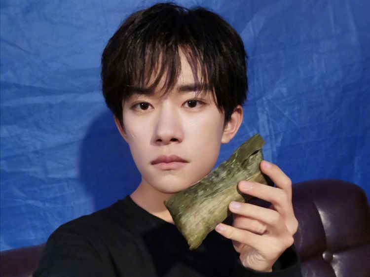 不久前,易烊千玺发布了两张自拍,并配文:端午粽子打卡.