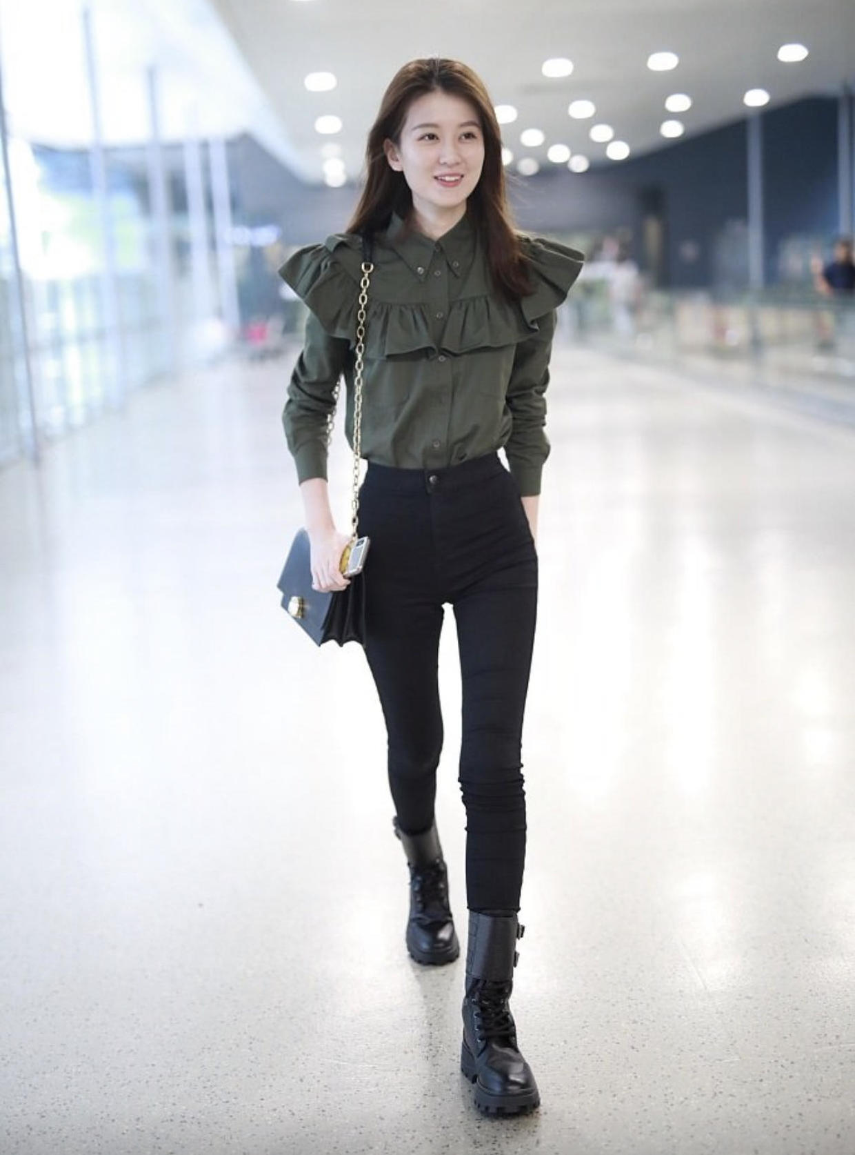 乔欣越来越漂亮了军绿色衬衫搭配黑色紧身裤飒爽干练高挑纤瘦