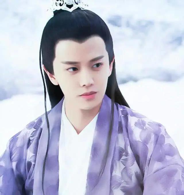 在《青云志》中,任嘉伦饰演狐仙六尾一角,为了救母亲九尾,偷取焚香谷