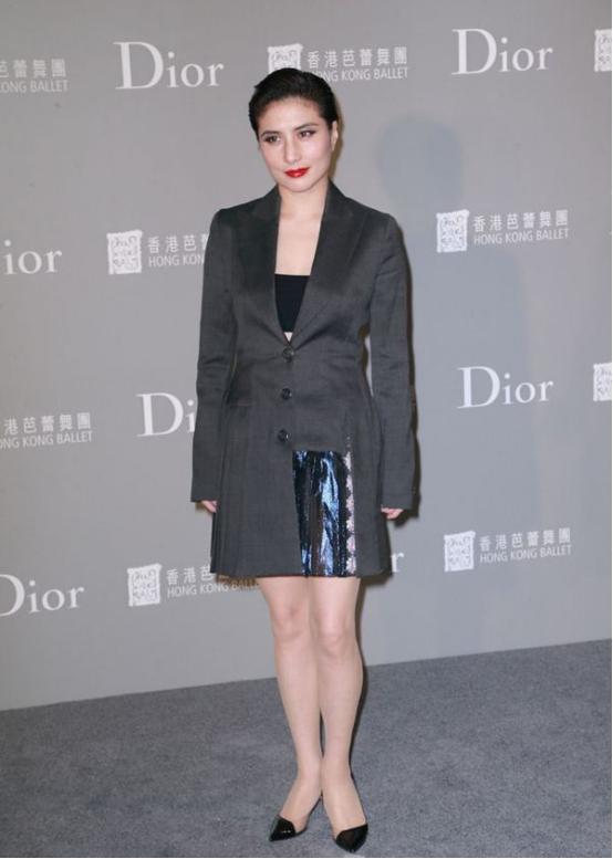 何超仪真是太朋克了,虽然脸宽的抢镜,但是气质仍然很出众