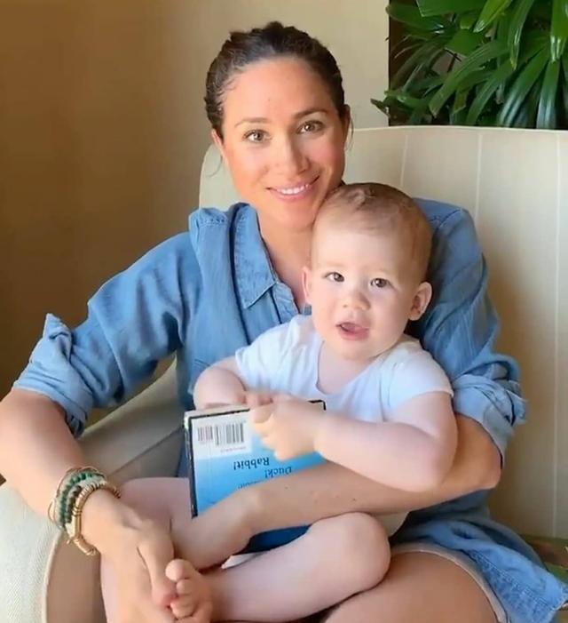 梅根被曝怀二胎后首露面,带哈里亲自上阵做饭,侧面看大肚遮不住