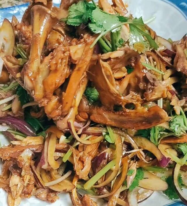 夏天,东北人最爱吃拌鸡架,卖10块钱仨,自己做5块钱吃撑,过瘾|鸡架|最