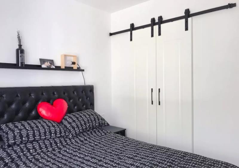 谷仓门放在卧室,也可以隔出主卧与卫生间区域,形成私人空间.