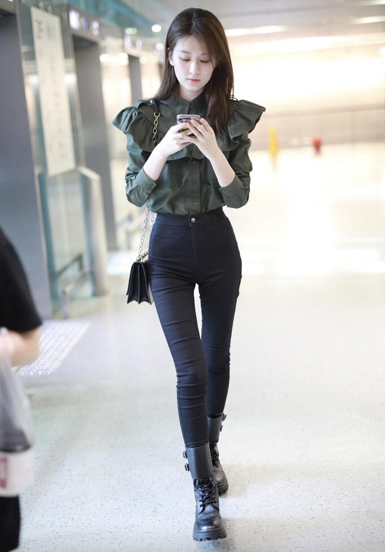 乔欣越来越漂亮了军绿色衬衫搭配黑色紧身裤飒爽干练高挑纤瘦
