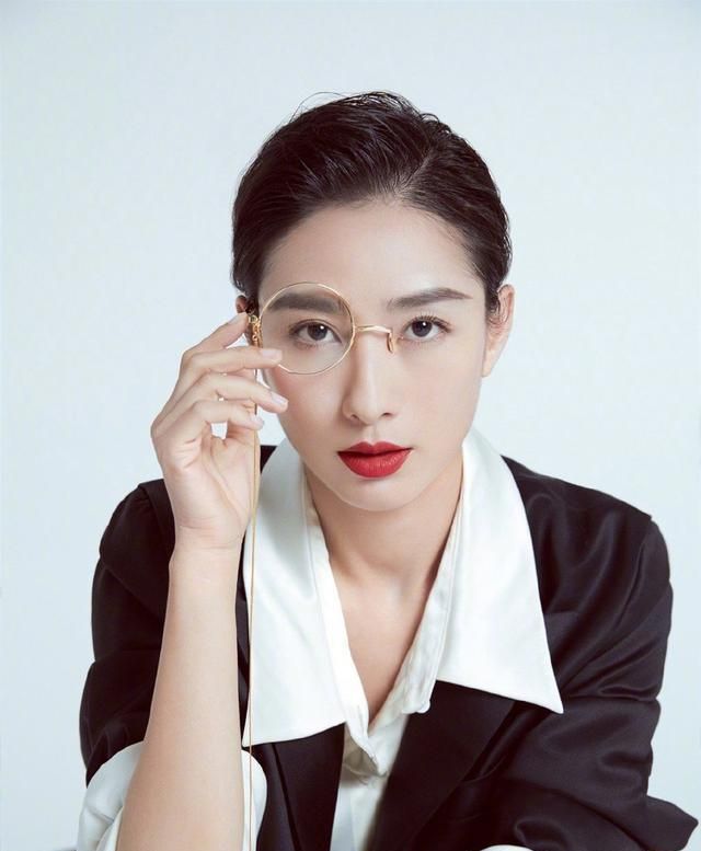 "安陵容"短发梳油头a爆!短裙穿在衬衣外刚盖住大腿,太修长了