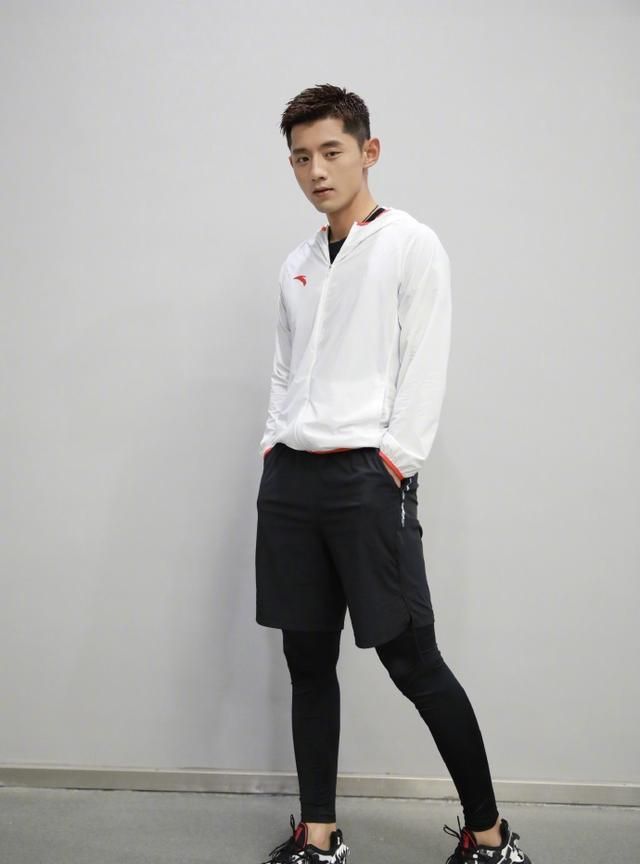 张继科遭吐槽变黑如此任性回应!故意挑眉太可爱,还露出得意笑容