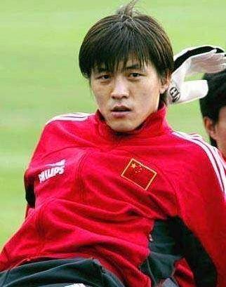 02世界杯前国足最帅俩男人走了,李明被夹道欢送,另一人原地消失