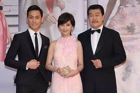 如今和两任丈夫所生的三个儿子都长大成人,个个帅气十足,大儿子黄光宏