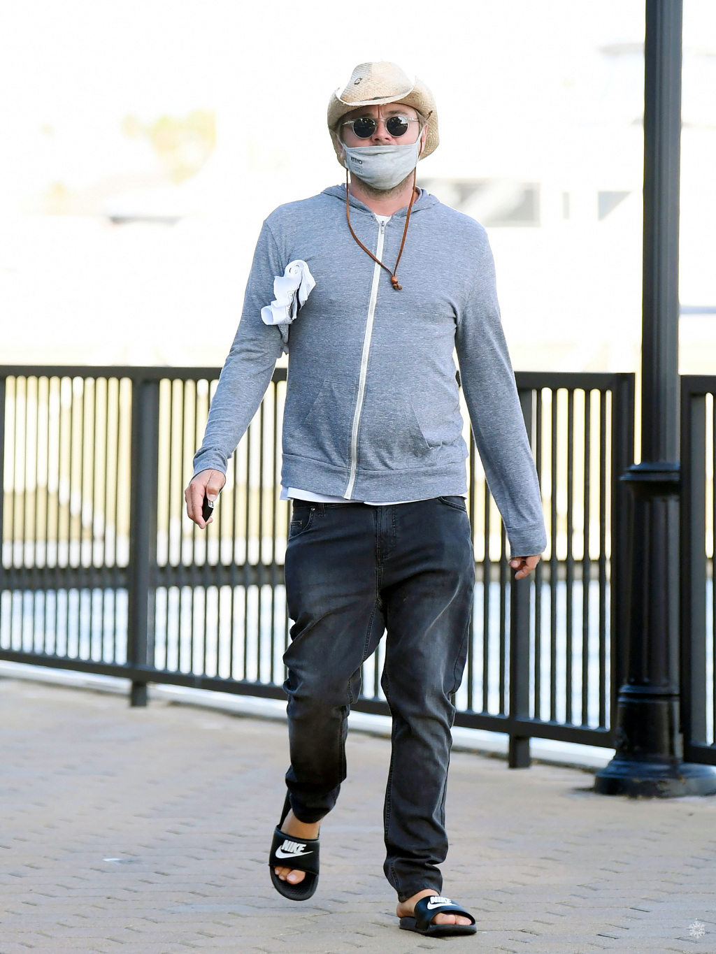 46岁"小李子"莱昂纳多为23岁女友跳舞庆生,又萌又开心